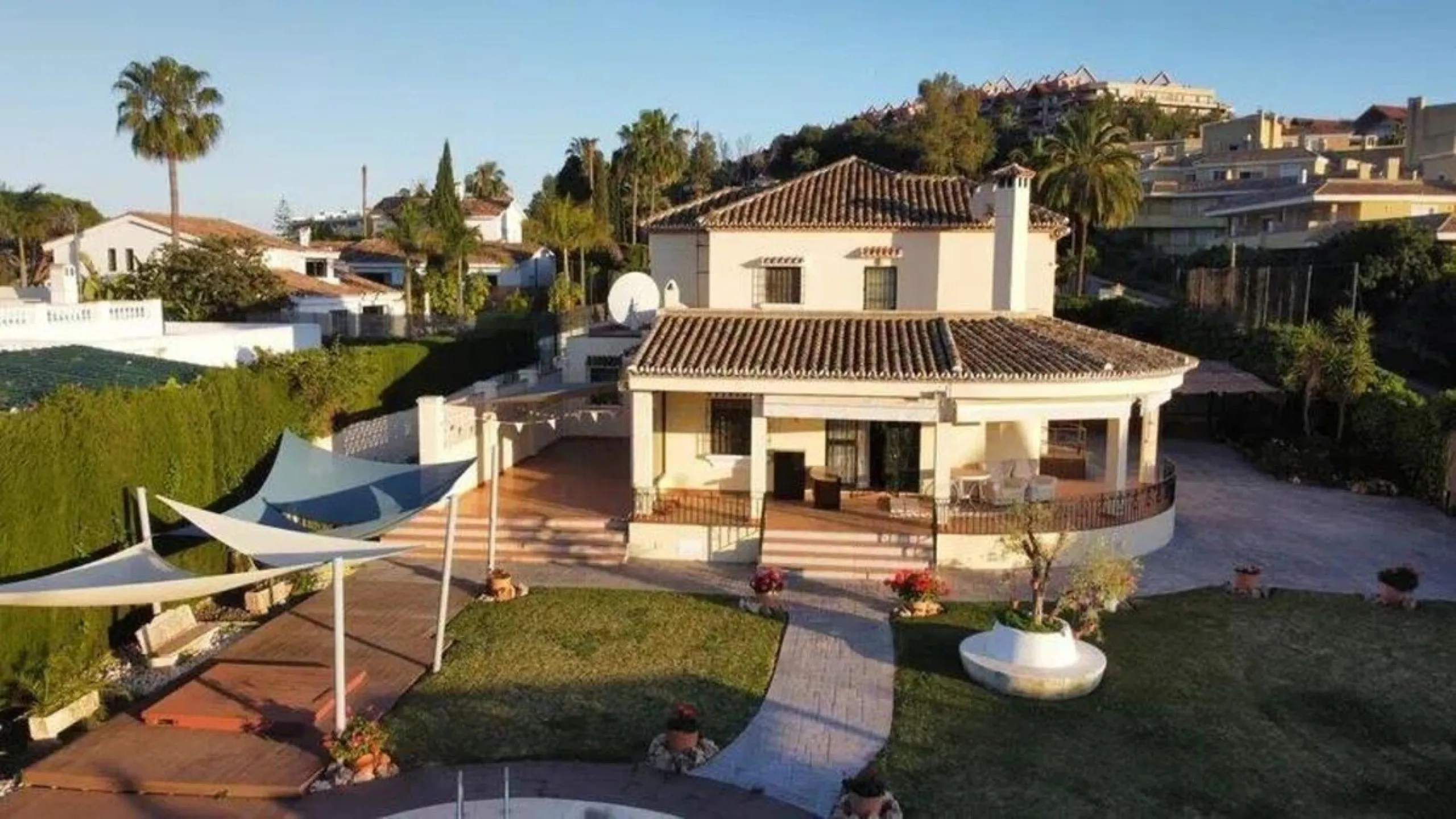 House - Detached Villa в продаже в Marbella, Málaga. В доме 6 спален и 4 ванных комнат. Площадь дома 300 м². Площадь участка 1897 м²