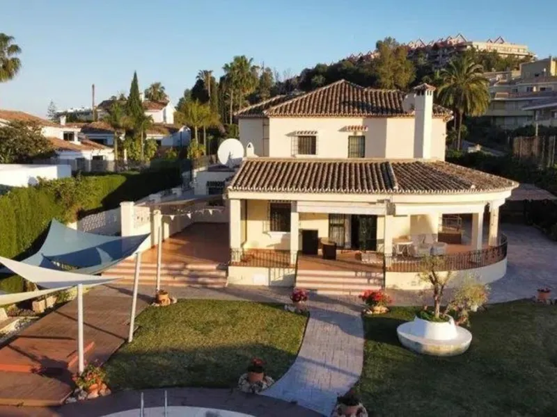 House - Detached Villa в продаже в Marbella, Málaga. В доме 6 спален и 4 ванных комнат. Площадь дома 300 м². Площадь участка 1897 м²