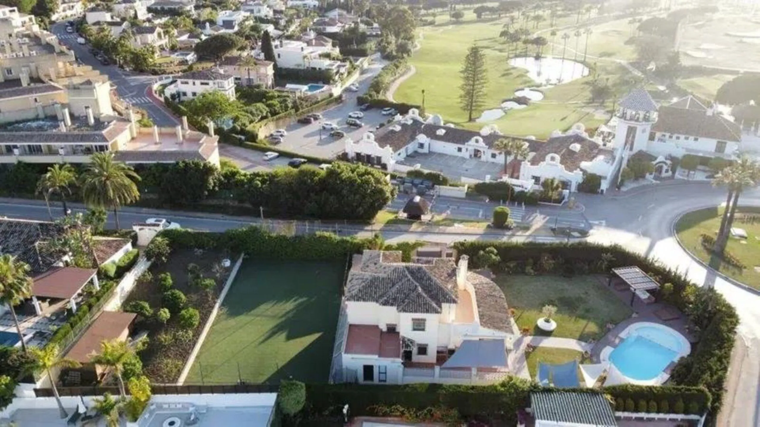 House - Detached Villa в продаже в Marbella, Málaga. В доме 6 спален и 4 ванных комнат. Площадь дома 300 м². Площадь участка 1897 м²