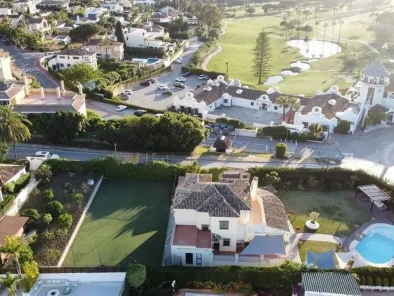 House - Detached Villa в продаже в Marbella, Málaga. В доме 6 спален и 4 ванных комнат. Площадь дома 300 м². Площадь участка 1897 м²
