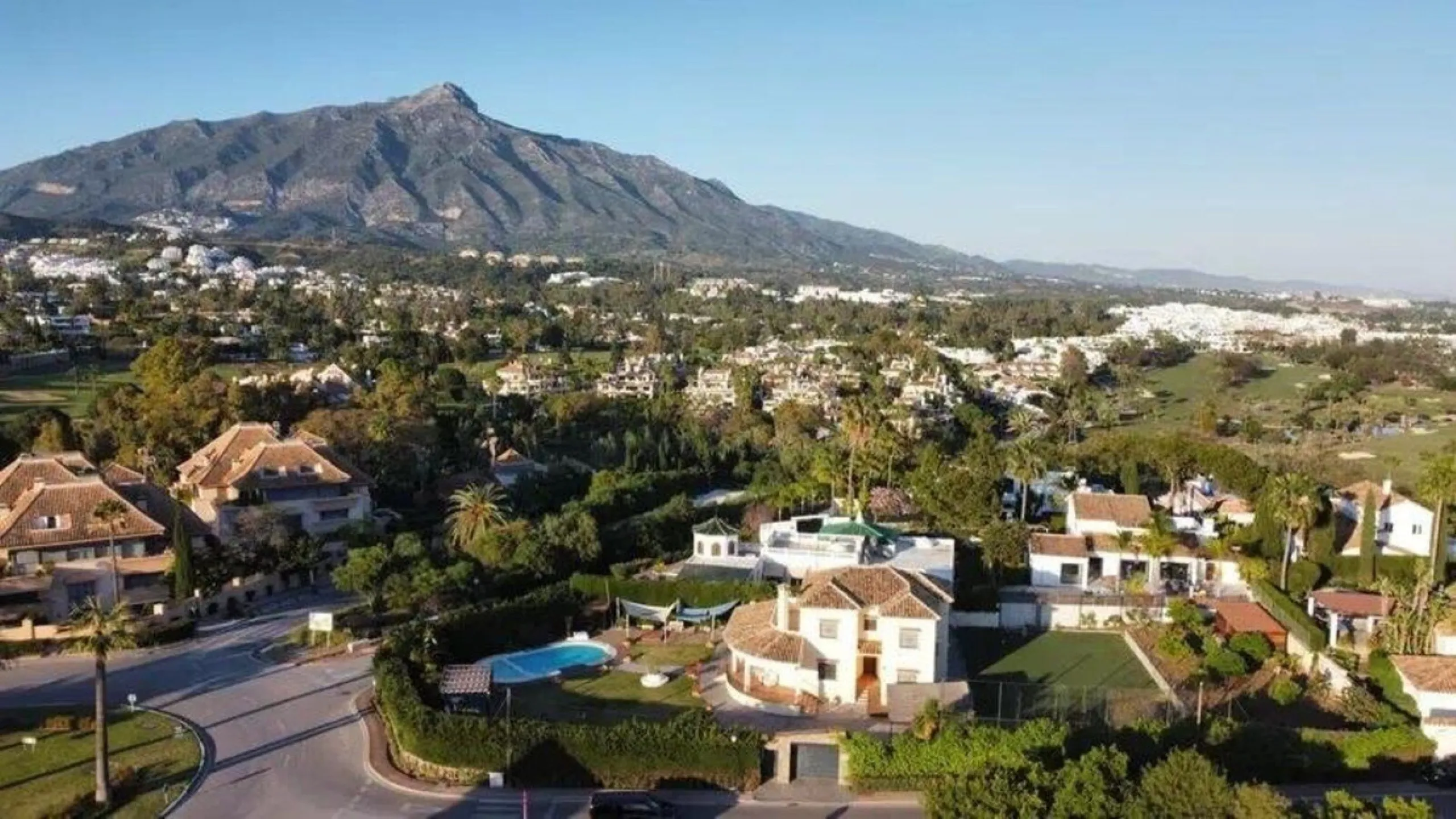 House - Detached Villa в продаже в Marbella, Málaga. В доме 6 спален и 4 ванных комнат. Площадь дома 300 м². Площадь участка 1897 м²