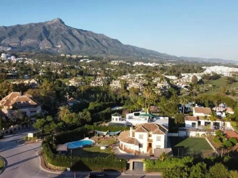House - Detached Villa в продаже в Marbella, Málaga. В доме 6 спален и 4 ванных комнат. Площадь дома 300 м². Площадь участка 1897 м²
