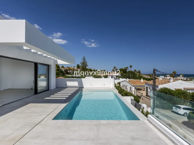 New contemporary villa built to the highest standard. Independent villa with a separate apartment on a 500m2 plot. 200meters to the beach. 10 mins walk to La Cala de Mijas. 20 minutes drive to Malaga airport.