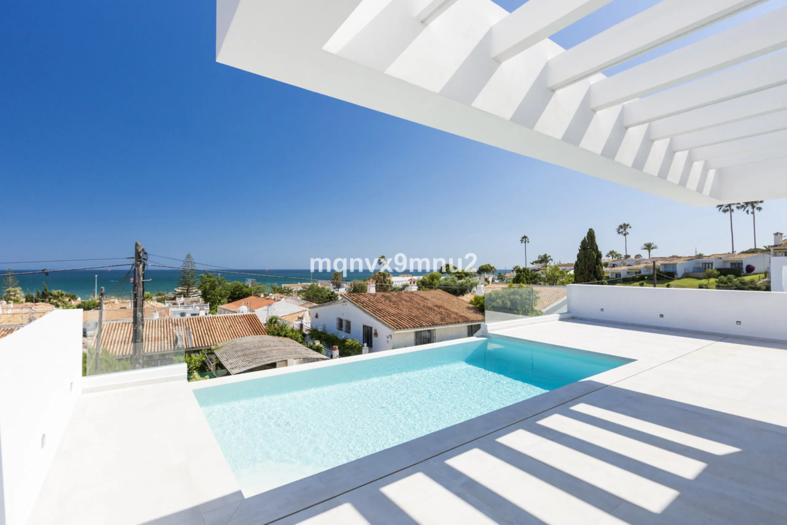 New contemporary villa built to the highest standard. Independent villa with a separate apartment on a 500m2 plot. 200meters to the beach. 10 mins walk to La Cala de Mijas. 20 minutes drive to Malaga airport.