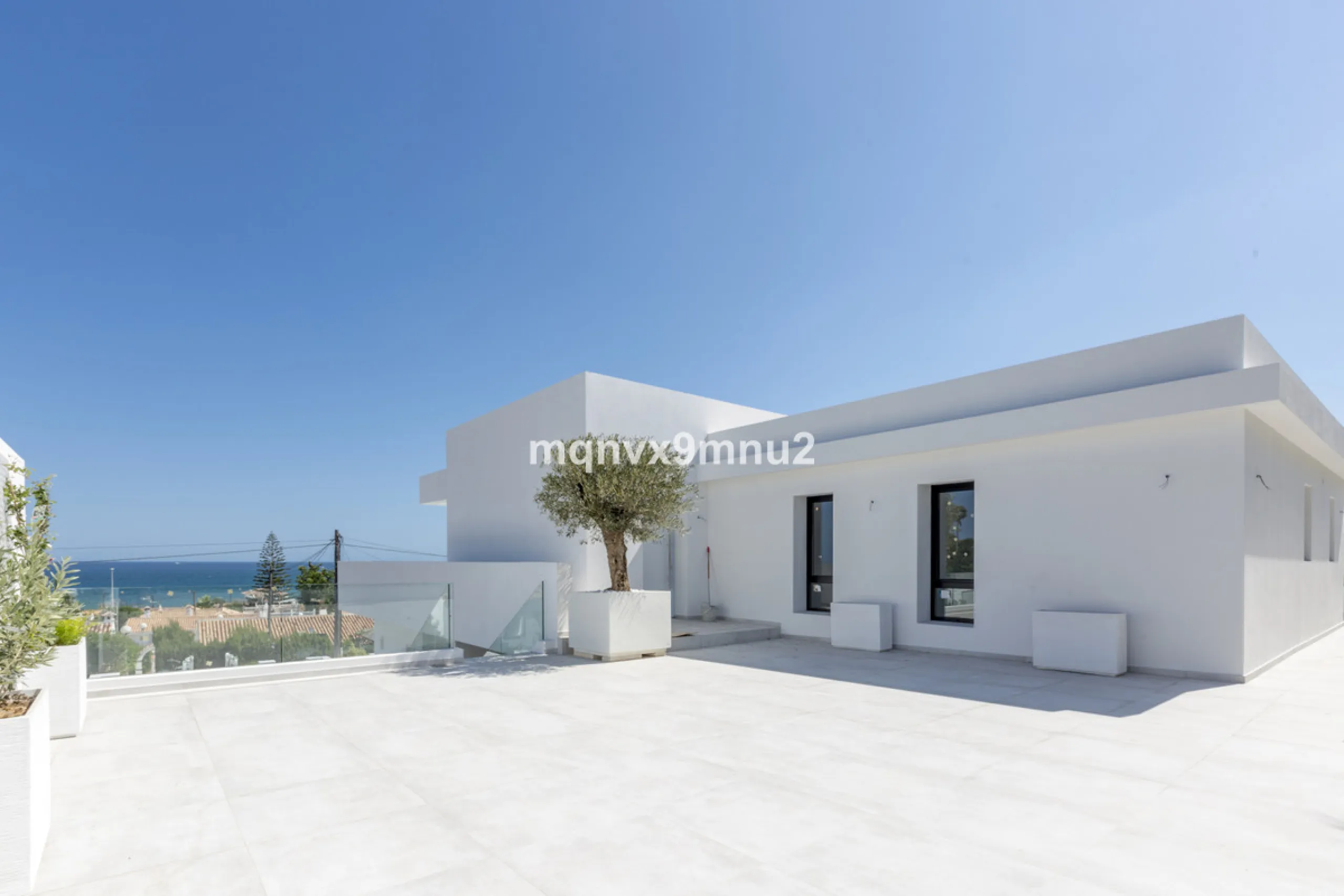 New contemporary villa built to the highest standard. Independent villa with a separate apartment on a 500m2 plot. 200meters to the beach. 10 mins walk to La Cala de Mijas. 20 minutes drive to Malaga airport.