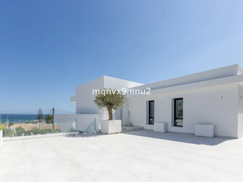 New contemporary villa built to the highest standard. Independent villa with a separate apartment on a 500m2 plot. 200meters to the beach. 10 mins walk to La Cala de Mijas. 20 minutes drive to Malaga airport.