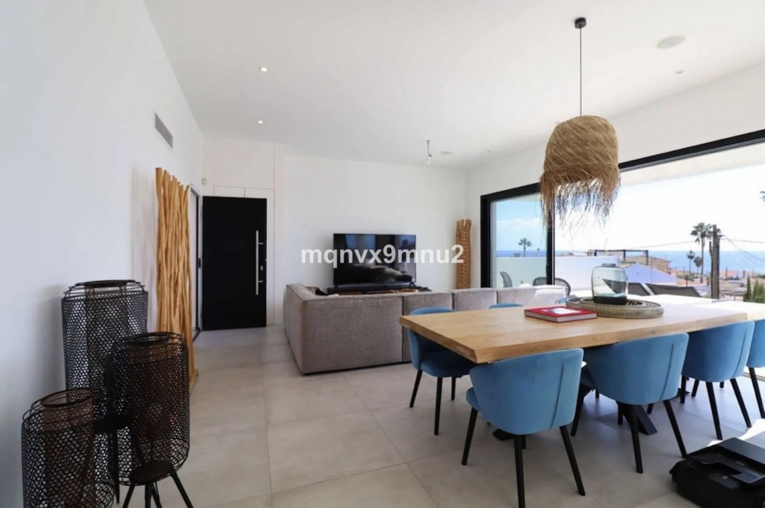 New contemporary villa built to the highest standard. Independent villa with a separate apartment on a 500m2 plot. 200meters to the beach. 10 mins walk to La Cala de Mijas. 20 minutes drive to Malaga airport.