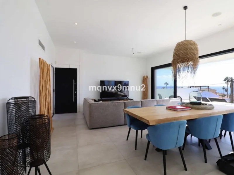 New contemporary villa built to the highest standard. Independent villa with a separate apartment on a 500m2 plot. 200meters to the beach. 10 mins walk to La Cala de Mijas. 20 minutes drive to Malaga airport.