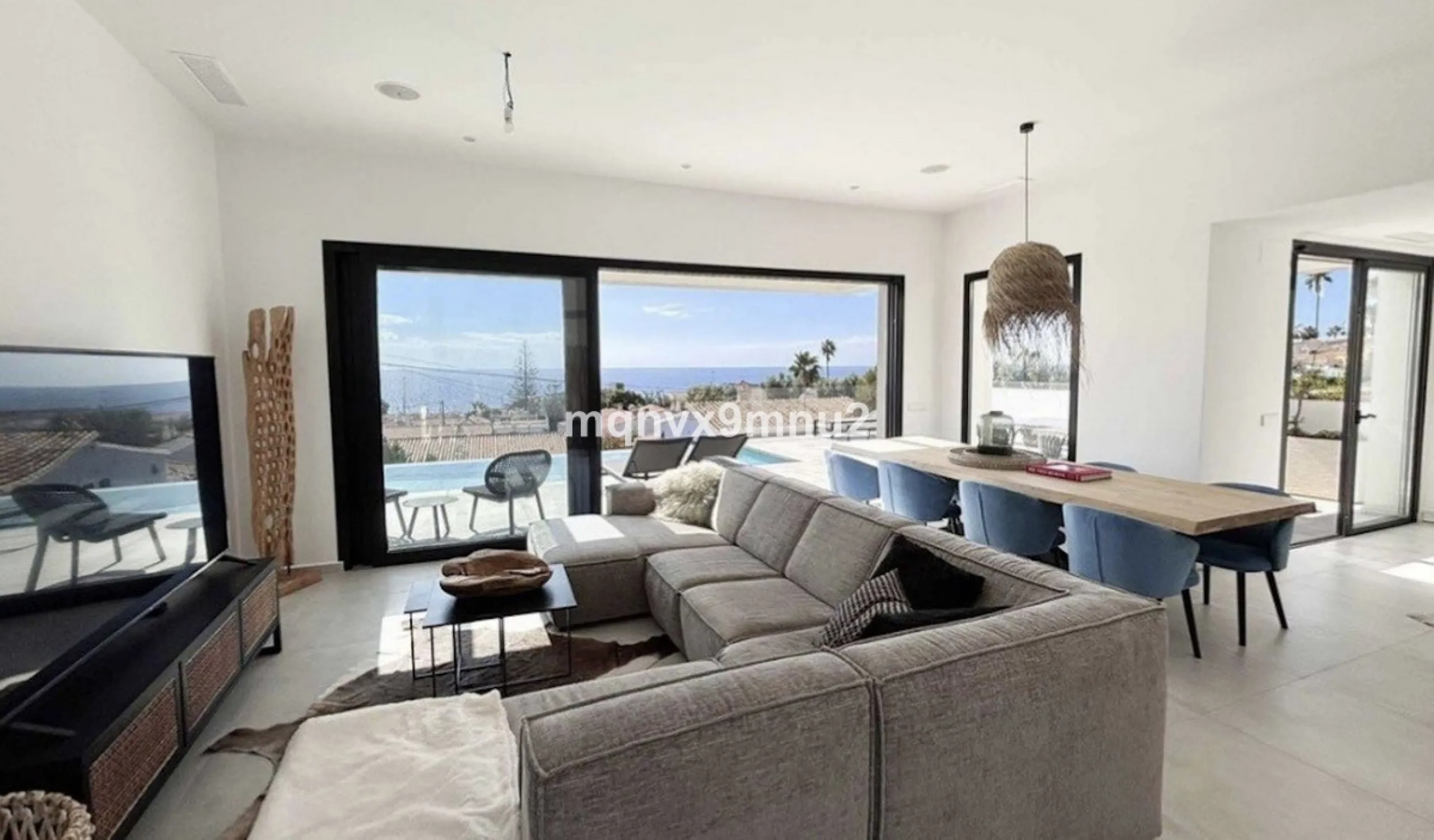 New contemporary villa built to the highest standard. Independent villa with a separate apartment on a 500m2 plot. 200meters to the beach. 10 mins walk to La Cala de Mijas. 20 minutes drive to Malaga airport.