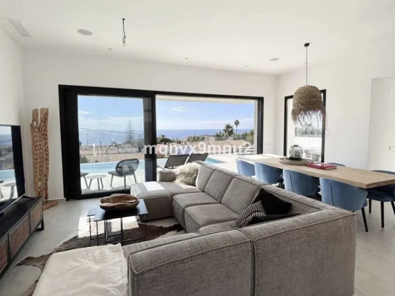 New contemporary villa built to the highest standard. Independent villa with a separate apartment on a 500m2 plot. 200meters to the beach. 10 mins walk to La Cala de Mijas. 20 minutes drive to Malaga airport.