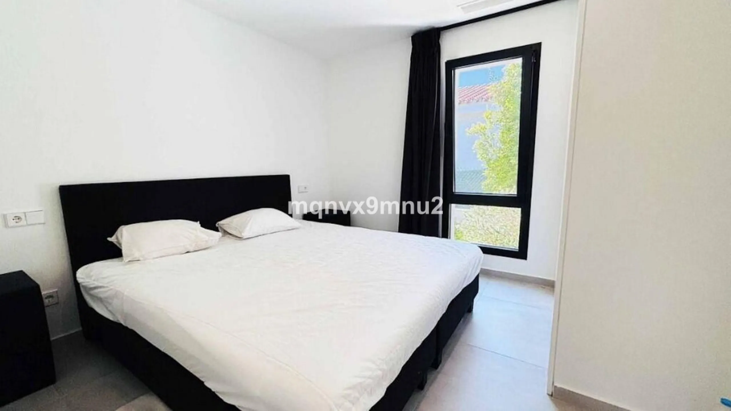 New contemporary villa built to the highest standard. Independent villa with a separate apartment on a 500m2 plot. 200meters to the beach. 10 mins walk to La Cala de Mijas. 20 minutes drive to Malaga airport.