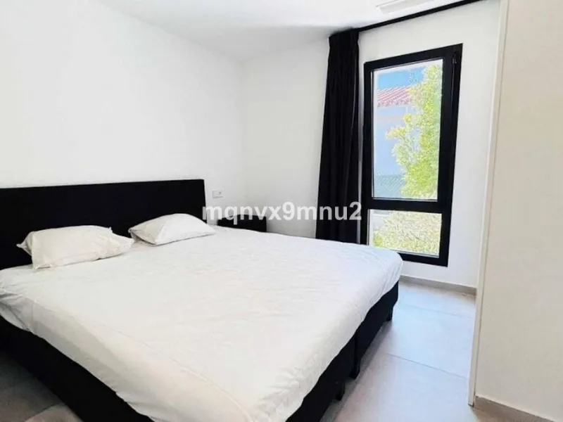 New contemporary villa built to the highest standard. Independent villa with a separate apartment on a 500m2 plot. 200meters to the beach. 10 mins walk to La Cala de Mijas. 20 minutes drive to Malaga airport.