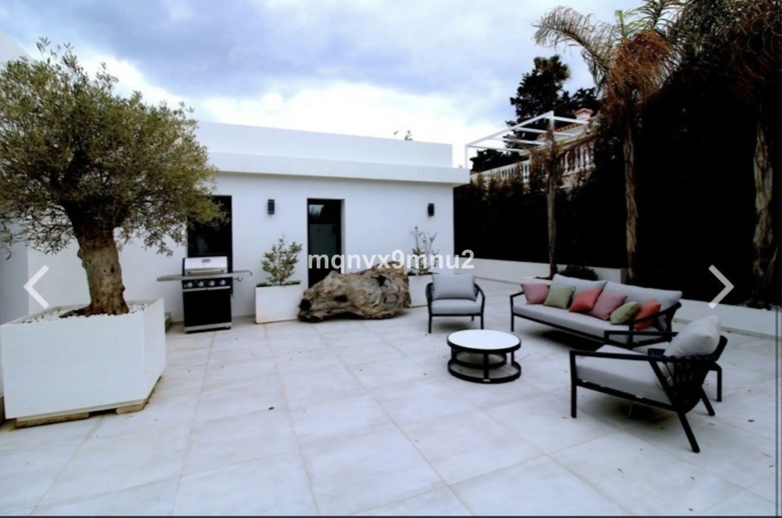 New contemporary villa built to the highest standard. Independent villa with a separate apartment on a 500m2 plot. 200meters to the beach. 10 mins walk to La Cala de Mijas. 20 minutes drive to Malaga airport.