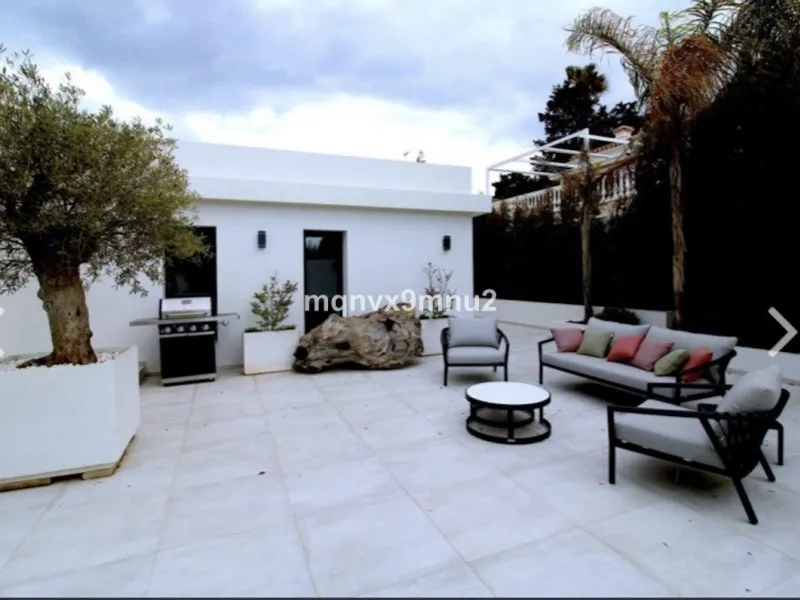 New contemporary villa built to the highest standard. Independent villa with a separate apartment on a 500m2 plot. 200meters to the beach. 10 mins walk to La Cala de Mijas. 20 minutes drive to Malaga airport.