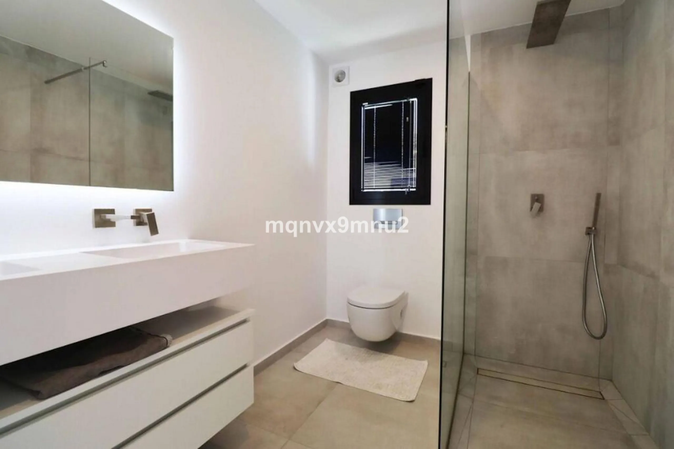 New contemporary villa built to the highest standard. Independent villa with a separate apartment on a 500m2 plot. 200meters to the beach. 10 mins walk to La Cala de Mijas. 20 minutes drive to Malaga airport.
