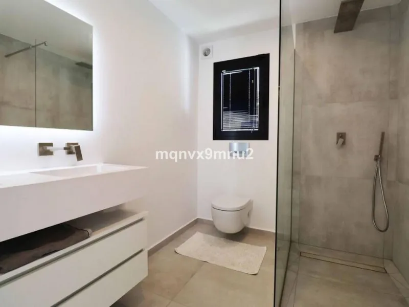 New contemporary villa built to the highest standard. Independent villa with a separate apartment on a 500m2 plot. 200meters to the beach. 10 mins walk to La Cala de Mijas. 20 minutes drive to Malaga airport.