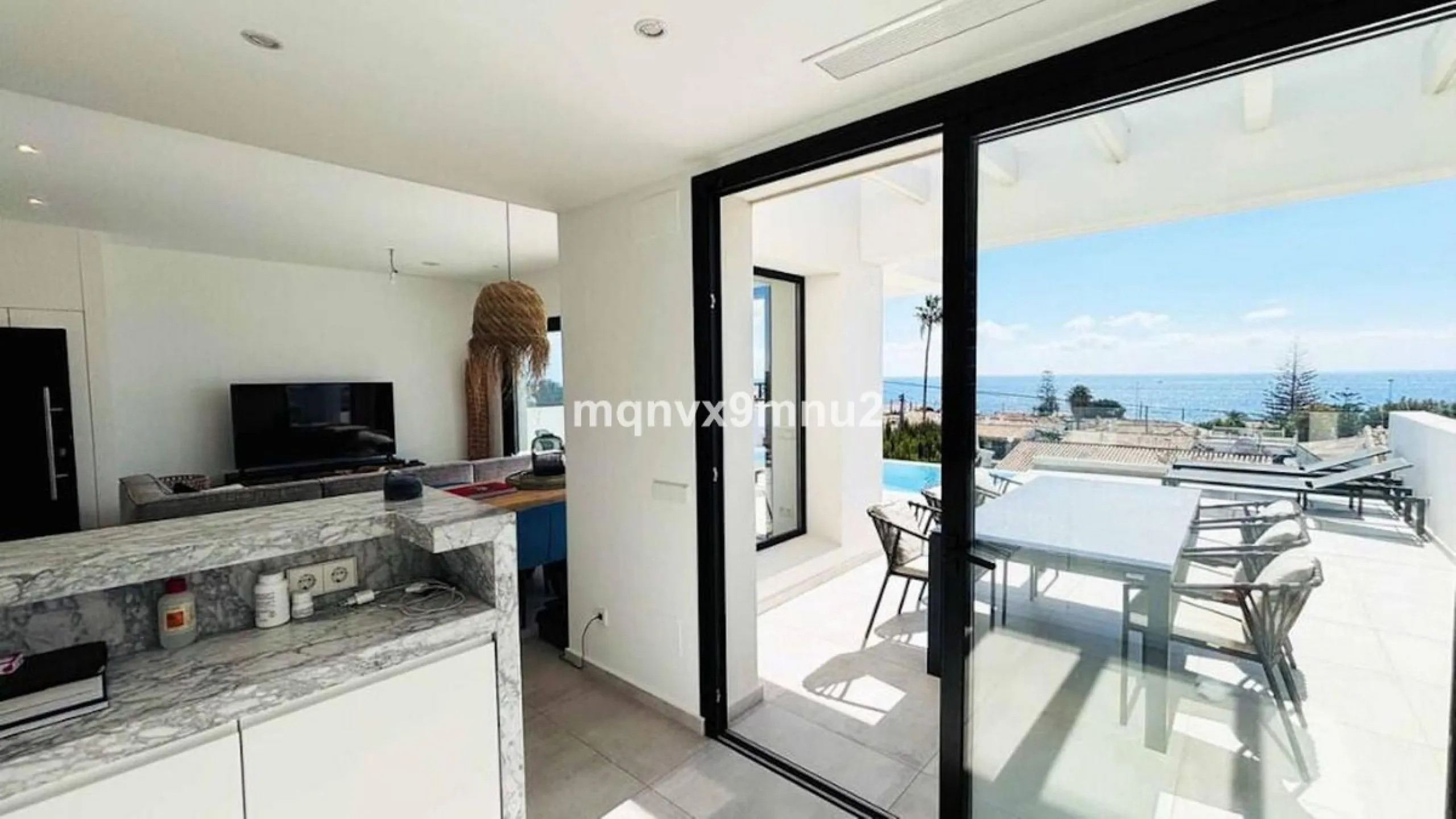 New contemporary villa built to the highest standard. Independent villa with a separate apartment on a 500m2 plot. 200meters to the beach. 10 mins walk to La Cala de Mijas. 20 minutes drive to Malaga airport.