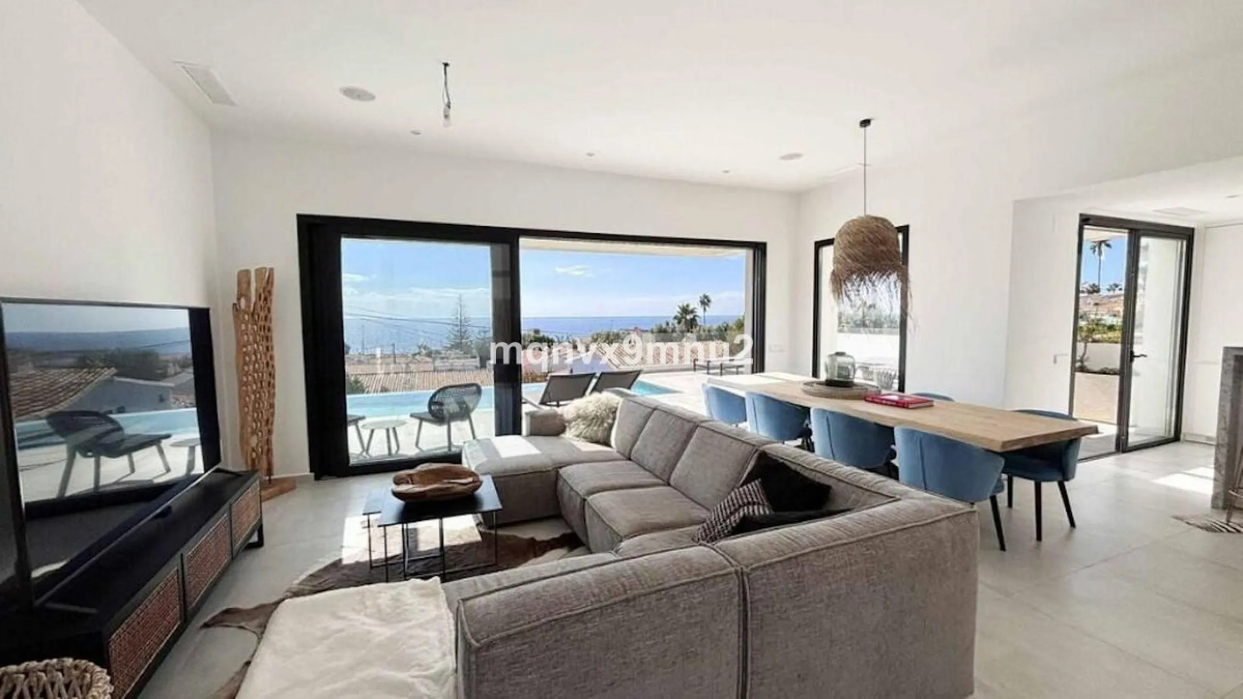 New contemporary villa built to the highest standard. Independent villa with a separate apartment on a 500m2 plot. 200meters to the beach. 10 mins walk to La Cala de Mijas. 20 minutes drive to Malaga airport.