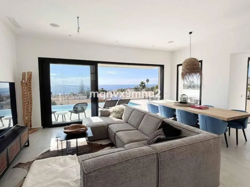 New contemporary villa built to the highest standard. Independent villa with a separate apartment on a 500m2 plot. 200meters to the beach. 10 mins walk to La Cala de Mijas. 20 minutes drive to Malaga airport.