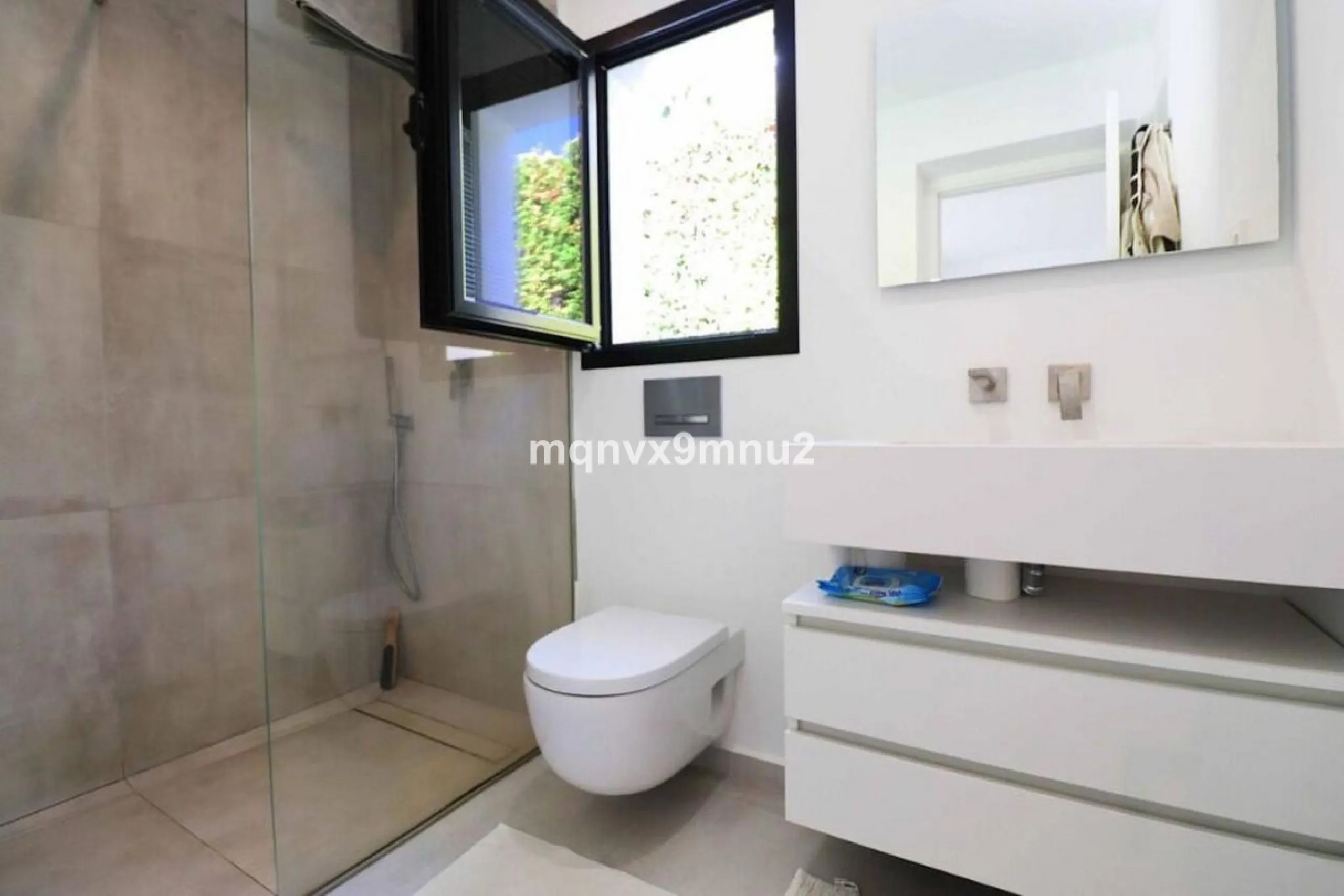New contemporary villa built to the highest standard. Independent villa with a separate apartment on a 500m2 plot. 200meters to the beach. 10 mins walk to La Cala de Mijas. 20 minutes drive to Malaga airport.