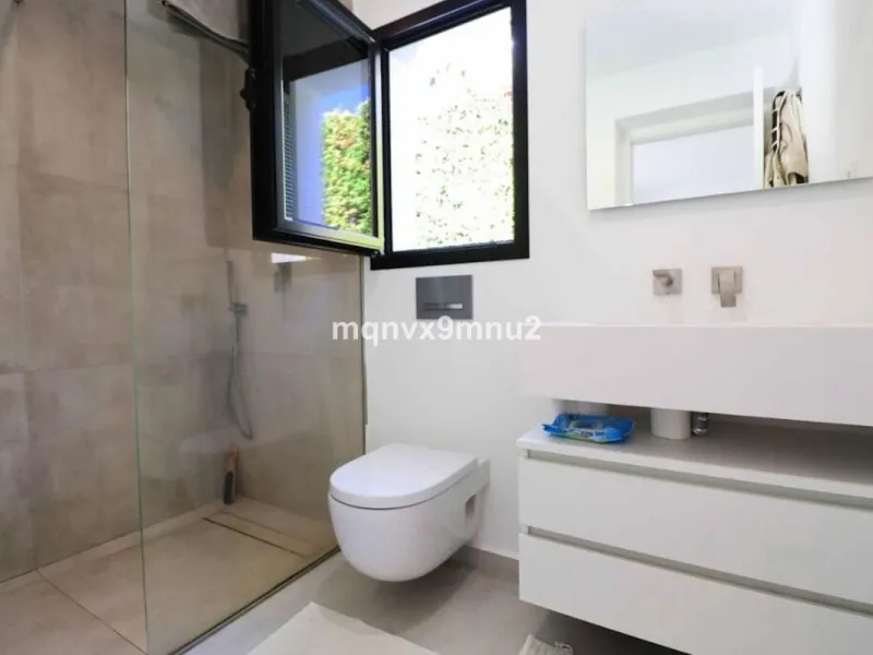 New contemporary villa built to the highest standard. Independent villa with a separate apartment on a 500m2 plot. 200meters to the beach. 10 mins walk to La Cala de Mijas. 20 minutes drive to Malaga airport.
