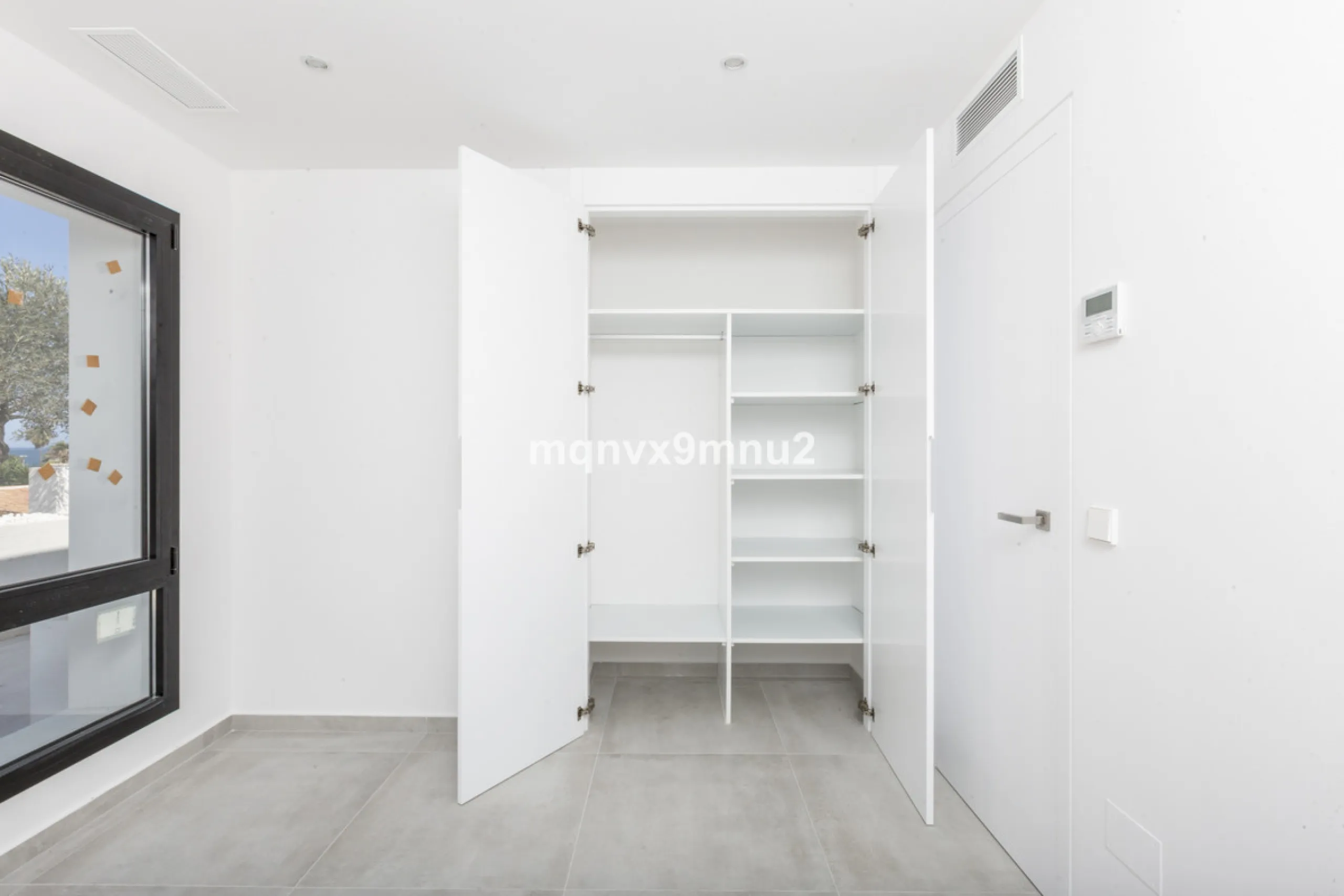 New contemporary villa built to the highest standard. Independent villa with a separate apartment on a 500m2 plot. 200meters to the beach. 10 mins walk to La Cala de Mijas. 20 minutes drive to Malaga airport.