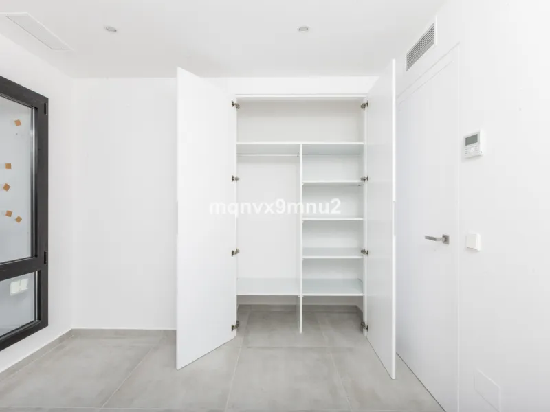 New contemporary villa built to the highest standard. Independent villa with a separate apartment on a 500m2 plot. 200meters to the beach. 10 mins walk to La Cala de Mijas. 20 minutes drive to Malaga airport.