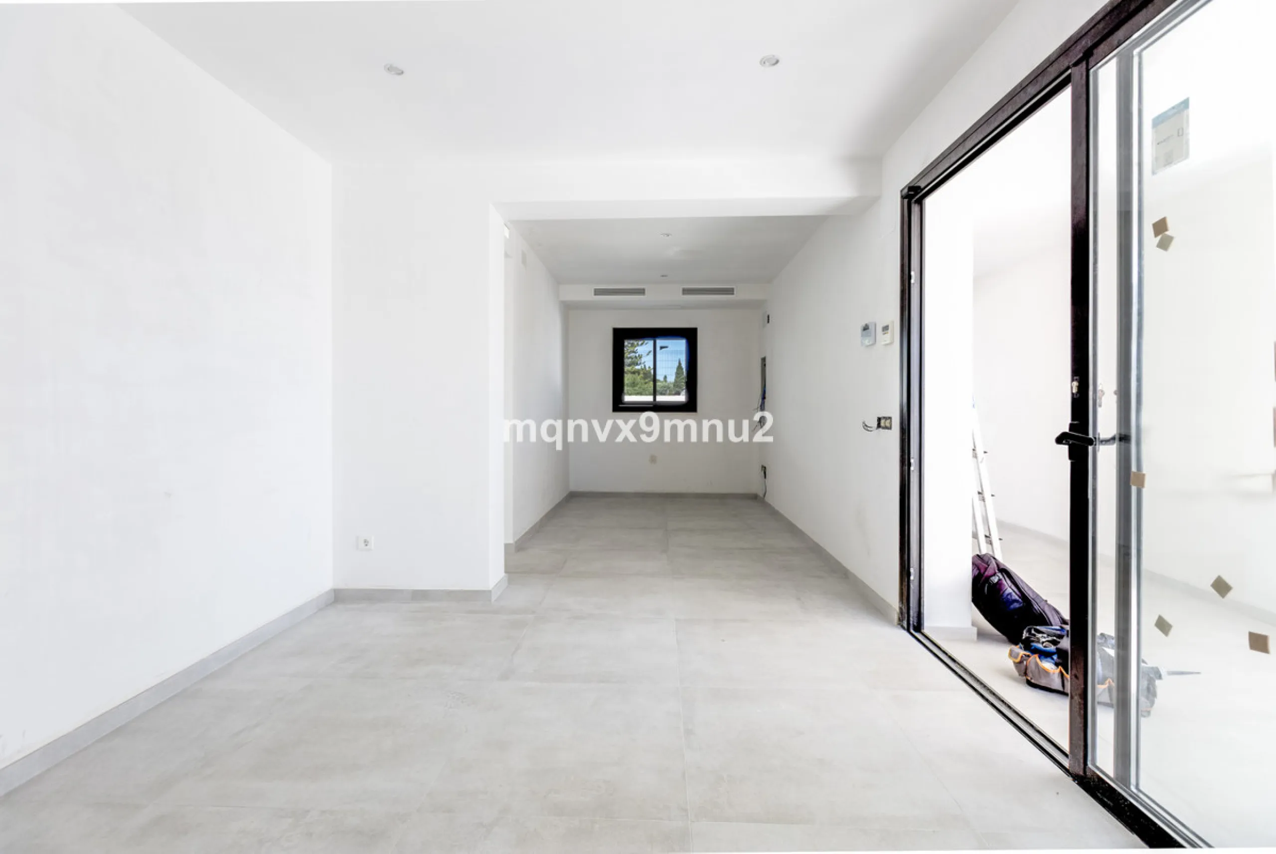 New contemporary villa built to the highest standard. Independent villa with a separate apartment on a 500m2 plot. 200meters to the beach. 10 mins walk to La Cala de Mijas. 20 minutes drive to Malaga airport.