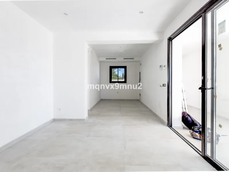 New contemporary villa built to the highest standard. Independent villa with a separate apartment on a 500m2 plot. 200meters to the beach. 10 mins walk to La Cala de Mijas. 20 minutes drive to Malaga airport.