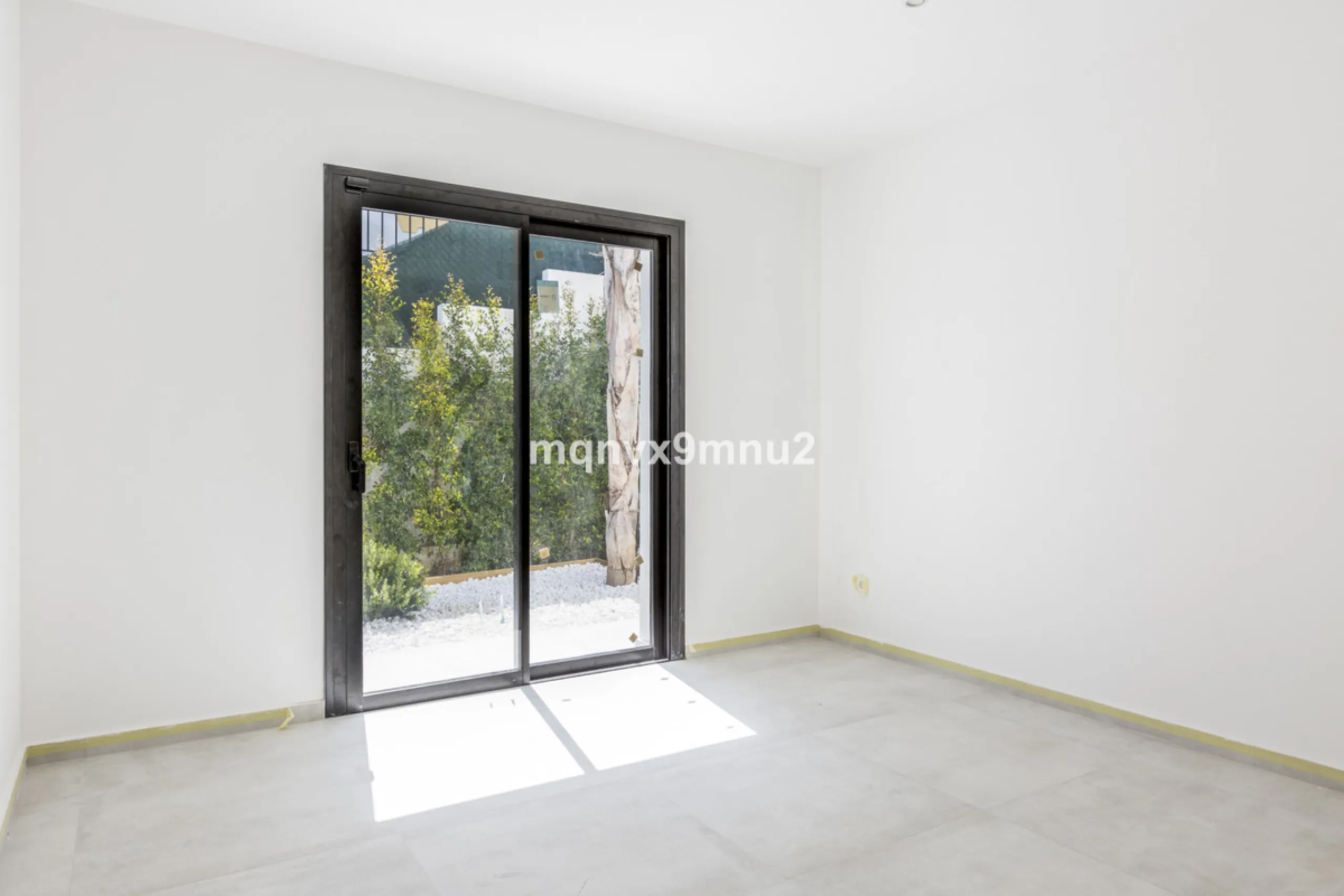 New contemporary villa built to the highest standard. Independent villa with a separate apartment on a 500m2 plot. 200meters to the beach. 10 mins walk to La Cala de Mijas. 20 minutes drive to Malaga airport.