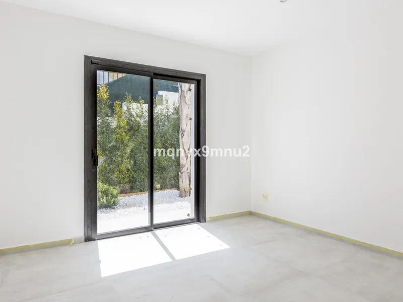 New contemporary villa built to the highest standard. Independent villa with a separate apartment on a 500m2 plot. 200meters to the beach. 10 mins walk to La Cala de Mijas. 20 minutes drive to Malaga airport.