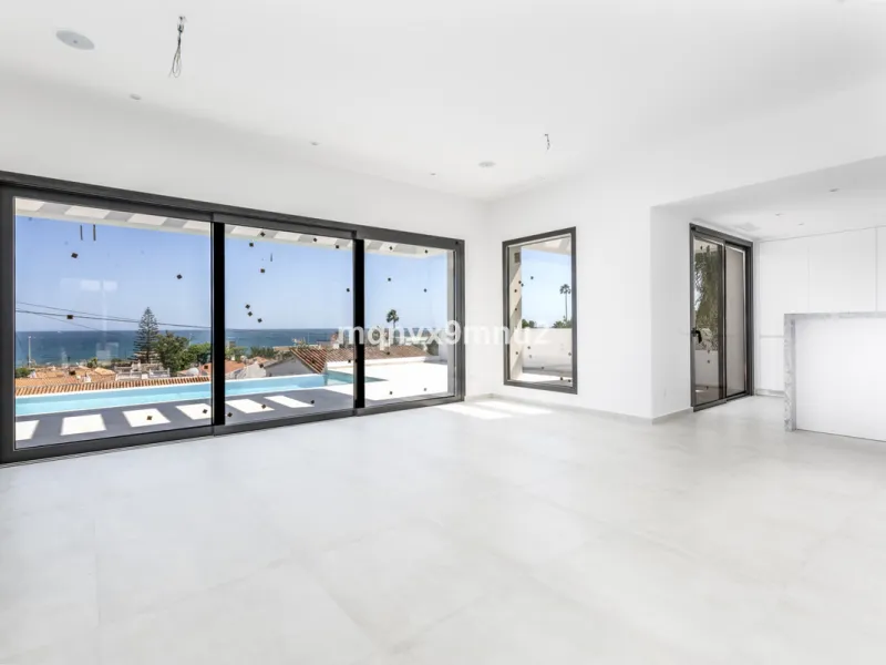 New contemporary villa built to the highest standard. Independent villa with a separate apartment on a 500m2 plot. 200meters to the beach. 10 mins walk to La Cala de Mijas. 20 minutes drive to Malaga airport.