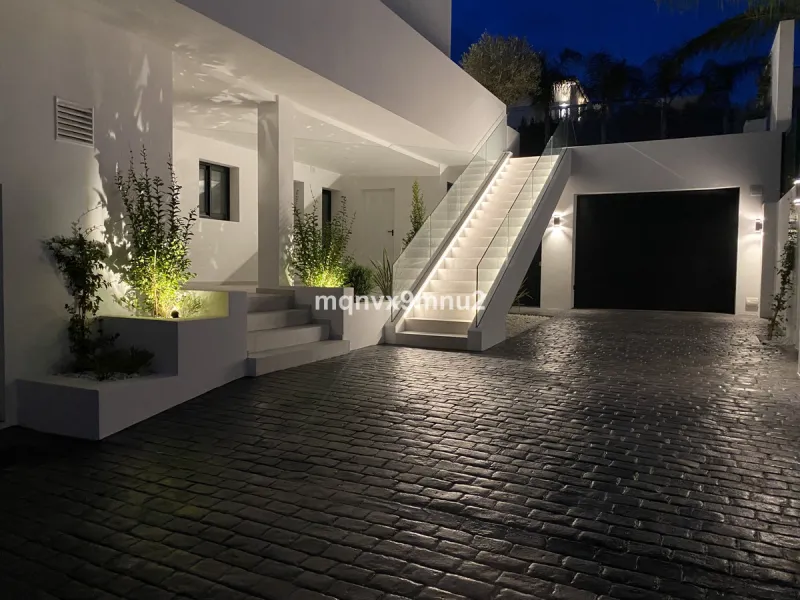 New contemporary villa built to the highest standard. Independent villa with a separate apartment on a 500m2 plot. 200meters to the beach. 10 mins walk to La Cala de Mijas. 20 minutes drive to Malaga airport.