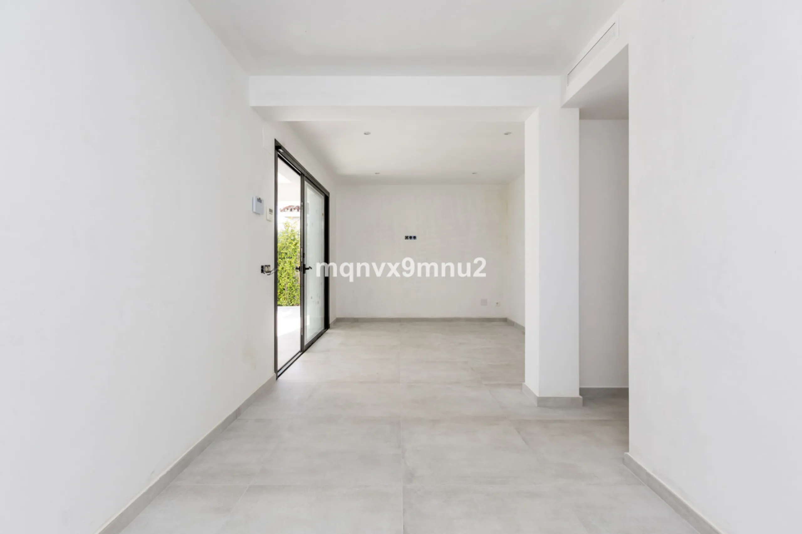 New contemporary villa built to the highest standard. Independent villa with a separate apartment on a 500m2 plot. 200meters to the beach. 10 mins walk to La Cala de Mijas. 20 minutes drive to Malaga airport.