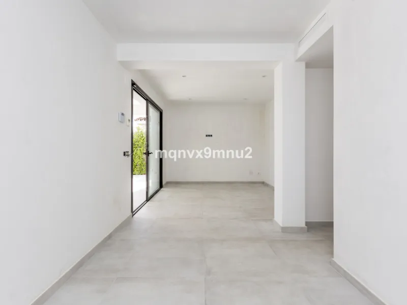 New contemporary villa built to the highest standard. Independent villa with a separate apartment on a 500m2 plot. 200meters to the beach. 10 mins walk to La Cala de Mijas. 20 minutes drive to Malaga airport.