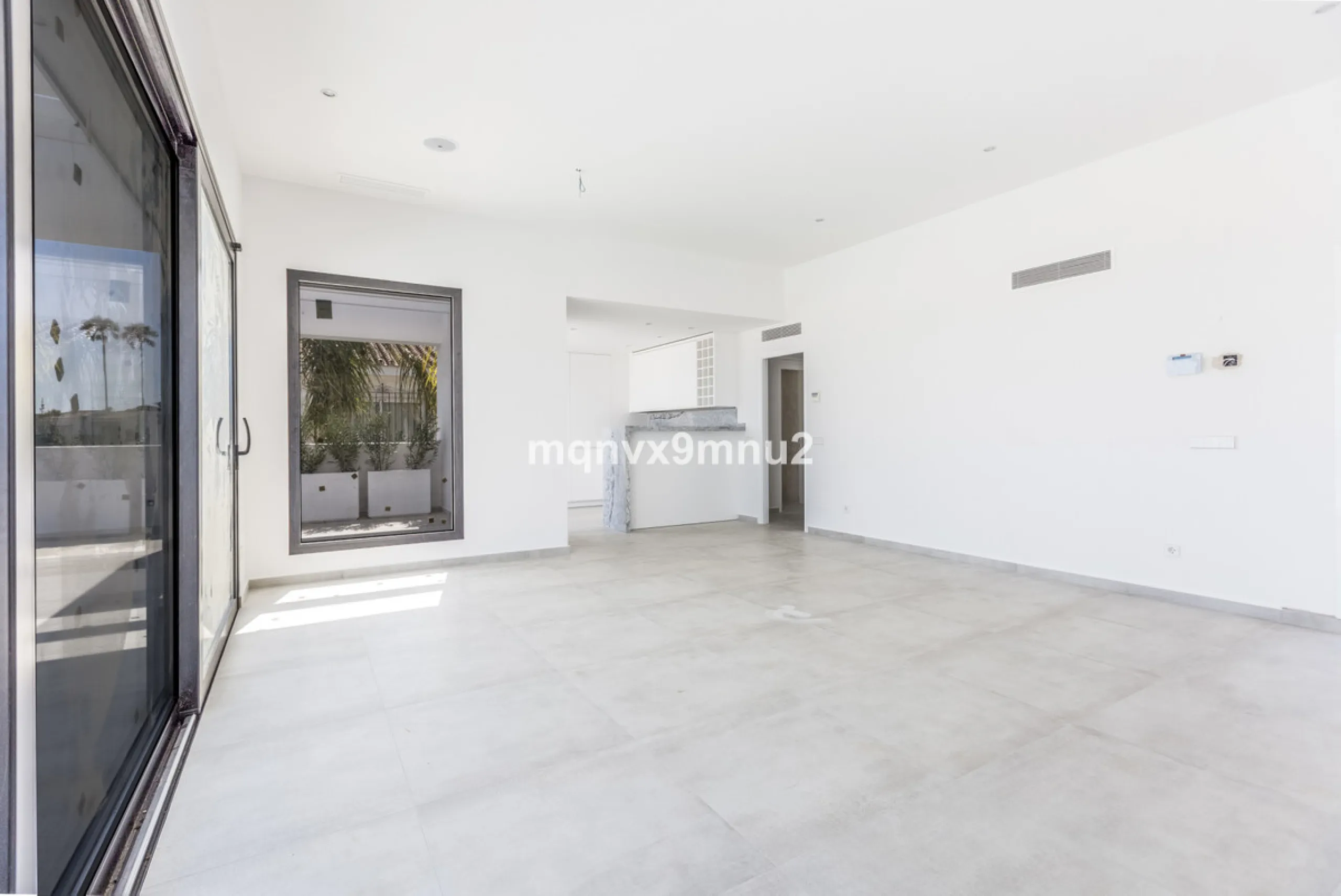 New contemporary villa built to the highest standard. Independent villa with a separate apartment on a 500m2 plot. 200meters to the beach. 10 mins walk to La Cala de Mijas. 20 minutes drive to Malaga airport.