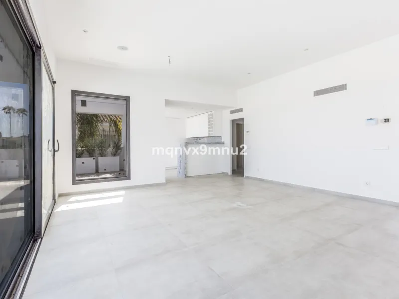 New contemporary villa built to the highest standard. Independent villa with a separate apartment on a 500m2 plot. 200meters to the beach. 10 mins walk to La Cala de Mijas. 20 minutes drive to Malaga airport.