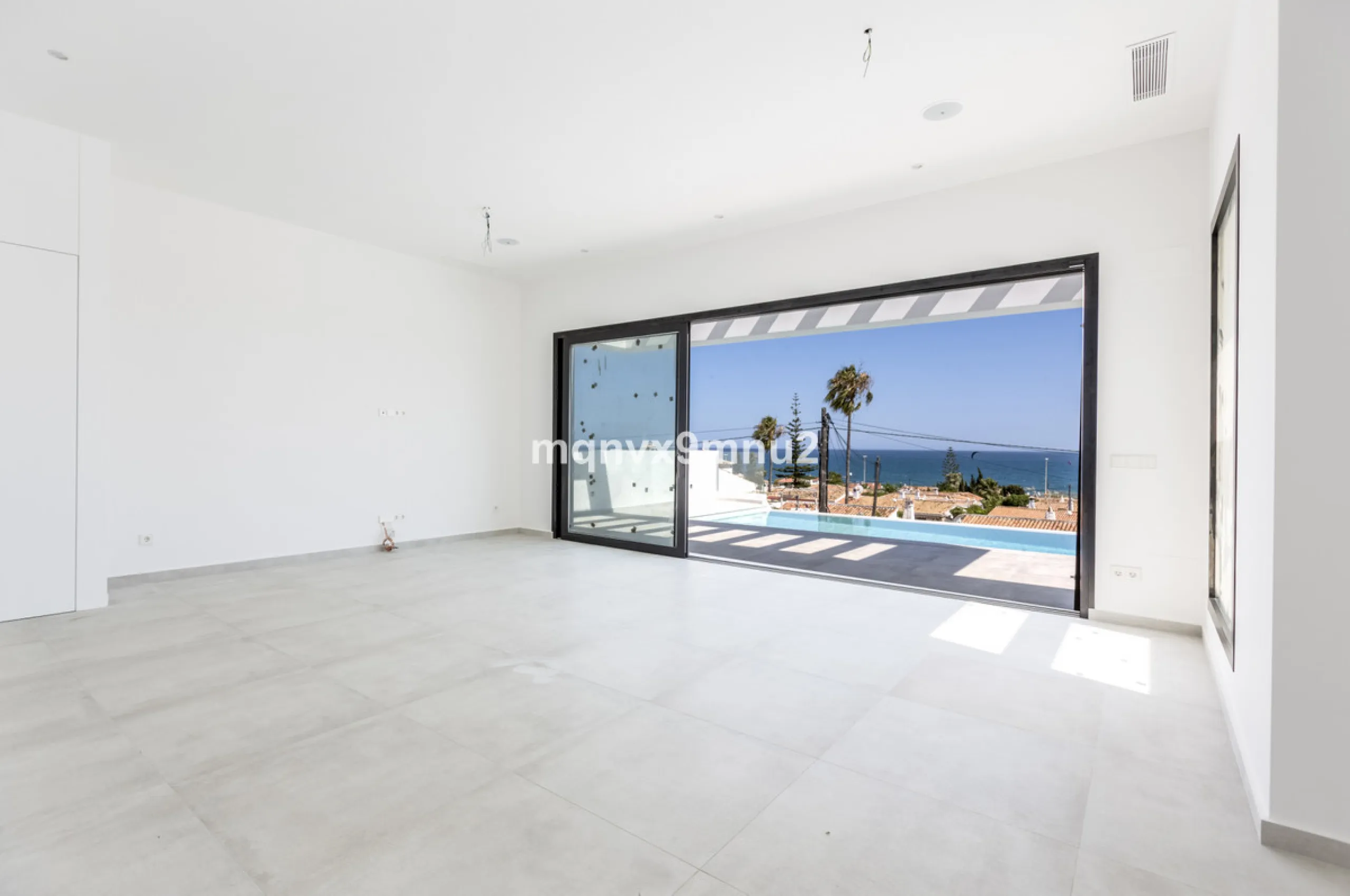 New contemporary villa built to the highest standard. Independent villa with a separate apartment on a 500m2 plot. 200meters to the beach. 10 mins walk to La Cala de Mijas. 20 minutes drive to Malaga airport.