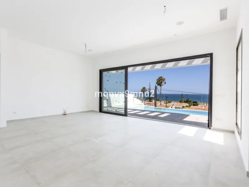 New contemporary villa built to the highest standard. Independent villa with a separate apartment on a 500m2 plot. 200meters to the beach. 10 mins walk to La Cala de Mijas. 20 minutes drive to Malaga airport.