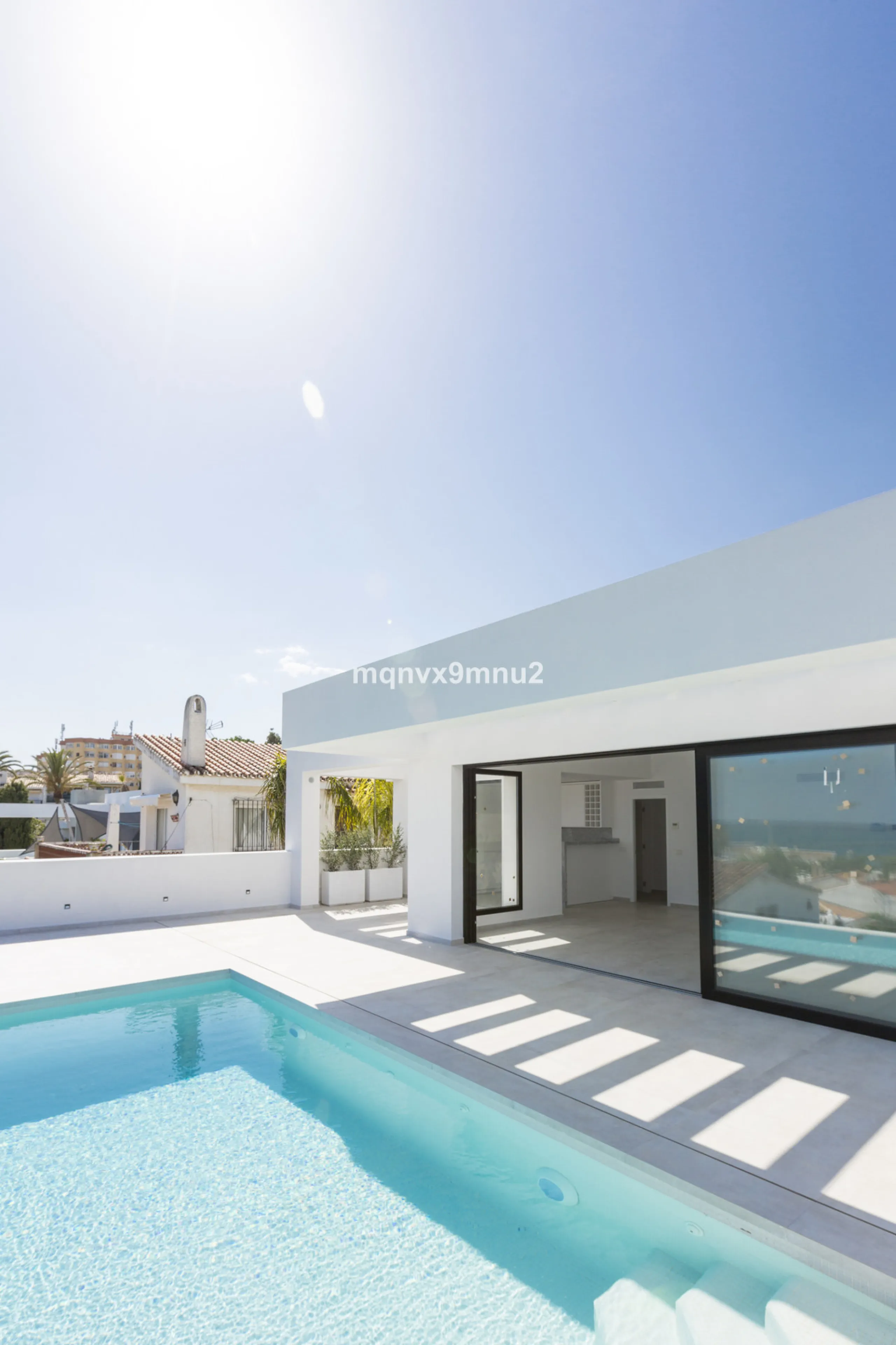 New contemporary villa built to the highest standard. Independent villa with a separate apartment on a 500m2 plot. 200meters to the beach. 10 mins walk to La Cala de Mijas. 20 minutes drive to Malaga airport.