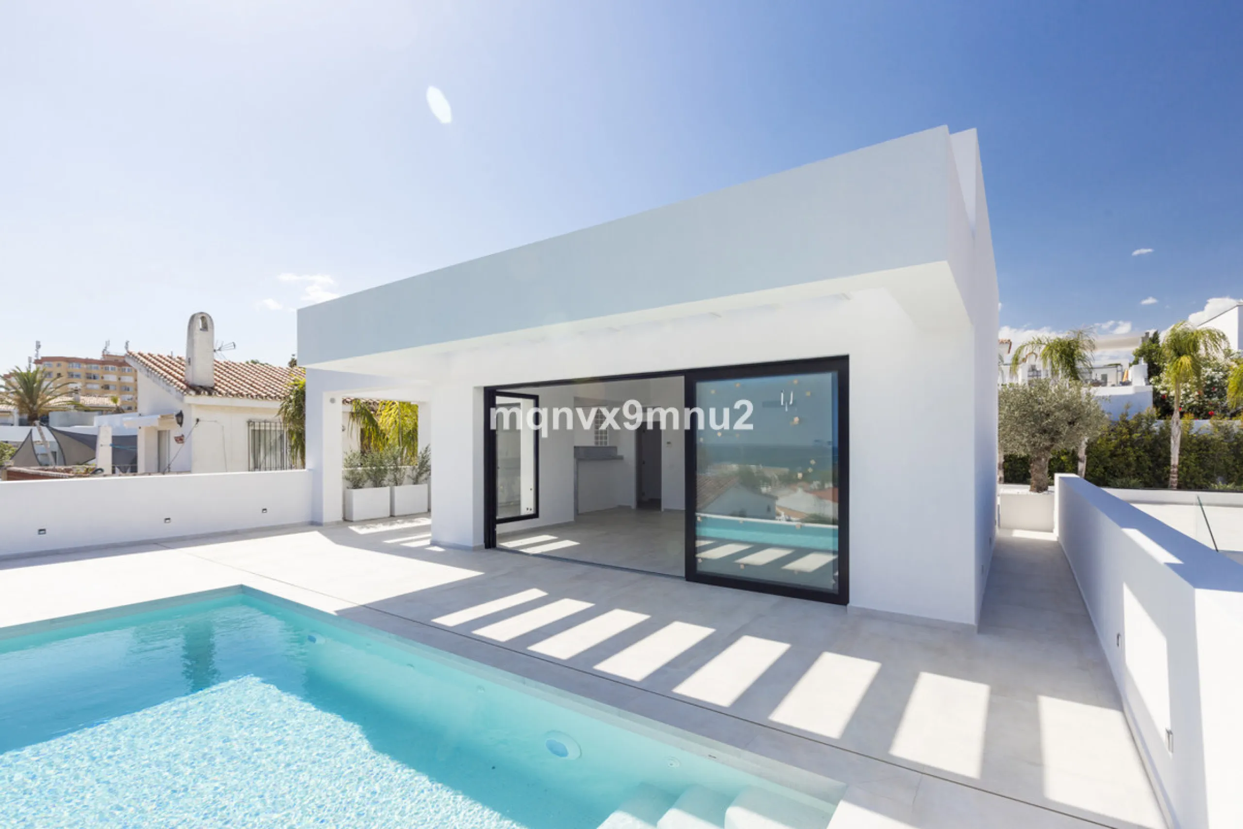 New contemporary villa built to the highest standard. Independent villa with a separate apartment on a 500m2 plot. 200meters to the beach. 10 mins walk to La Cala de Mijas. 20 minutes drive to Malaga airport.
