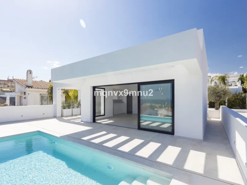 New contemporary villa built to the highest standard. Independent villa with a separate apartment on a 500m2 plot. 200meters to the beach. 10 mins walk to La Cala de Mijas. 20 minutes drive to Malaga airport.