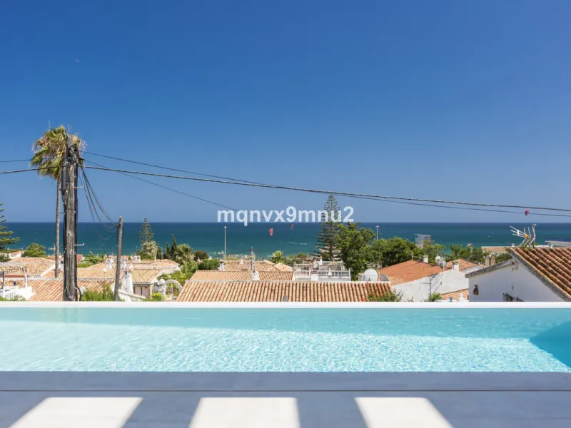 New contemporary villa built to the highest standard. Independent villa with a separate apartment on a 500m2 plot. 200meters to the beach. 10 mins walk to La Cala de Mijas. 20 minutes drive to Malaga airport.