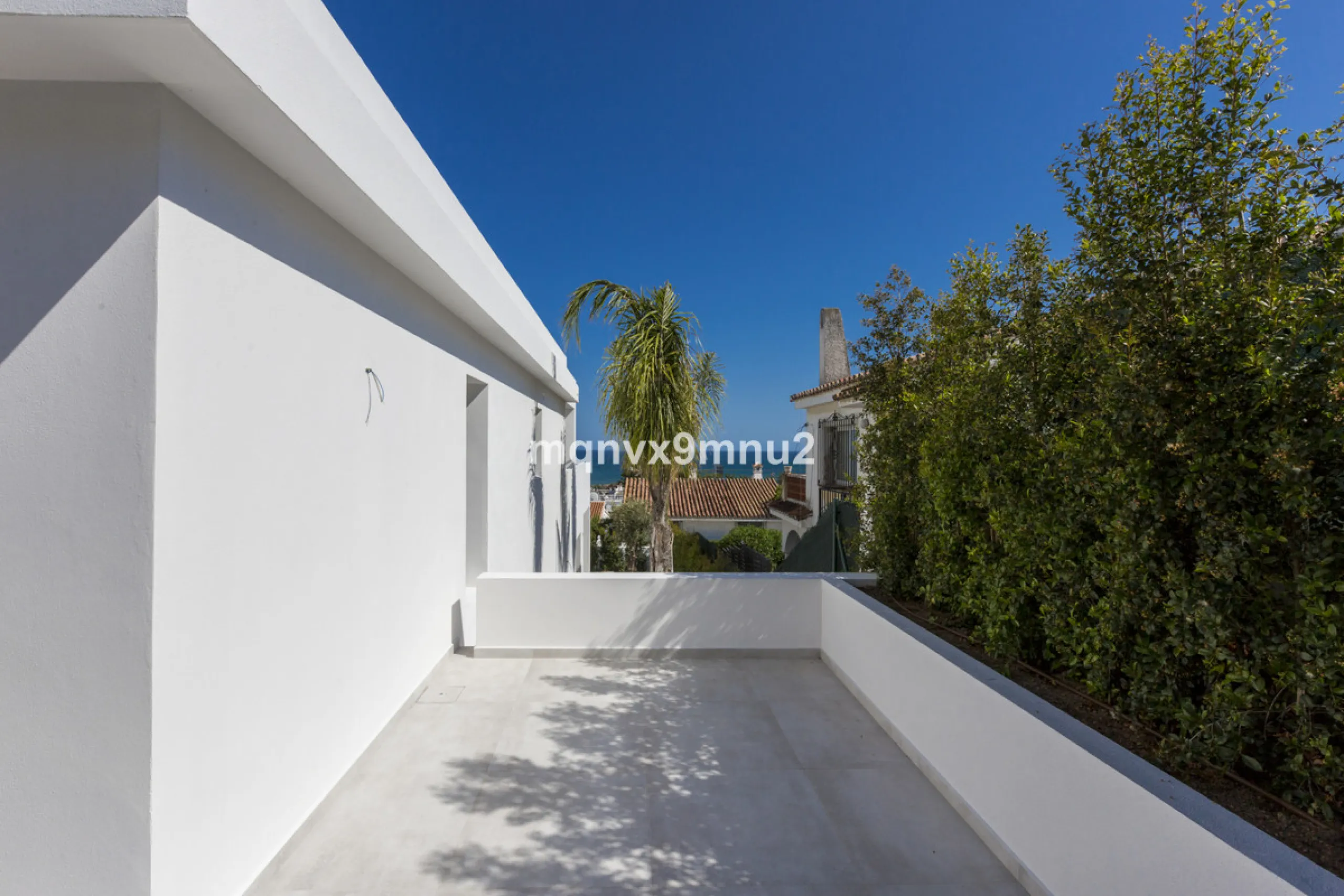 New contemporary villa built to the highest standard. Independent villa with a separate apartment on a 500m2 plot. 200meters to the beach. 10 mins walk to La Cala de Mijas. 20 minutes drive to Malaga airport.