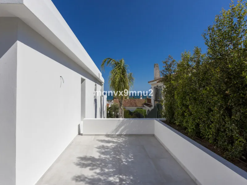 New contemporary villa built to the highest standard. Independent villa with a separate apartment on a 500m2 plot. 200meters to the beach. 10 mins walk to La Cala de Mijas. 20 minutes drive to Malaga airport.