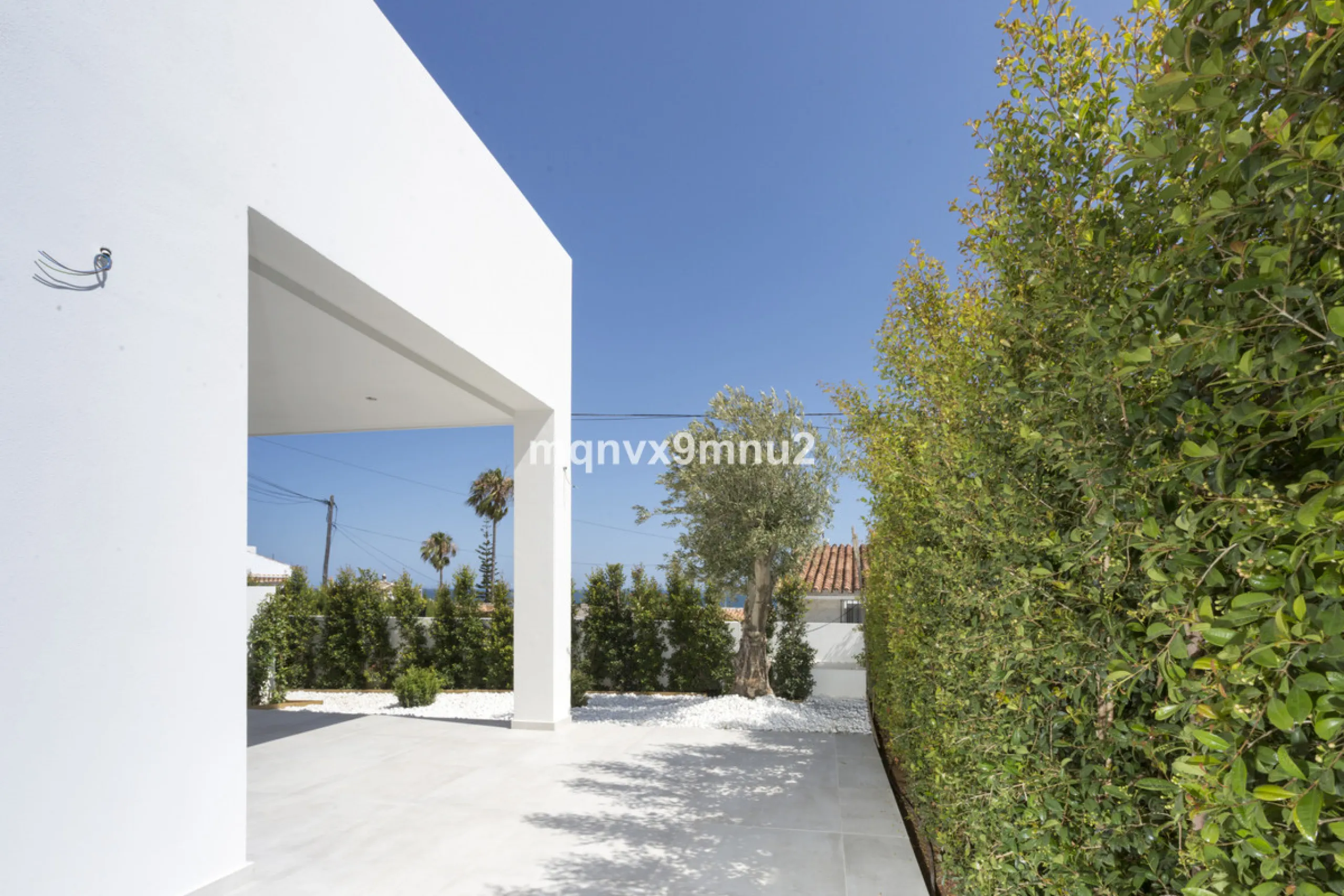 New contemporary villa built to the highest standard. Independent villa with a separate apartment on a 500m2 plot. 200meters to the beach. 10 mins walk to La Cala de Mijas. 20 minutes drive to Malaga airport.