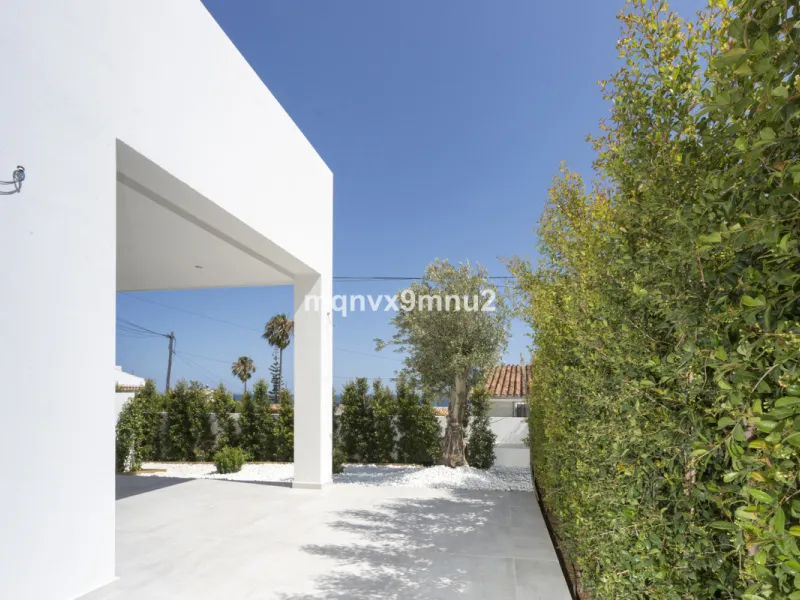 New contemporary villa built to the highest standard. Independent villa with a separate apartment on a 500m2 plot. 200meters to the beach. 10 mins walk to La Cala de Mijas. 20 minutes drive to Malaga airport.