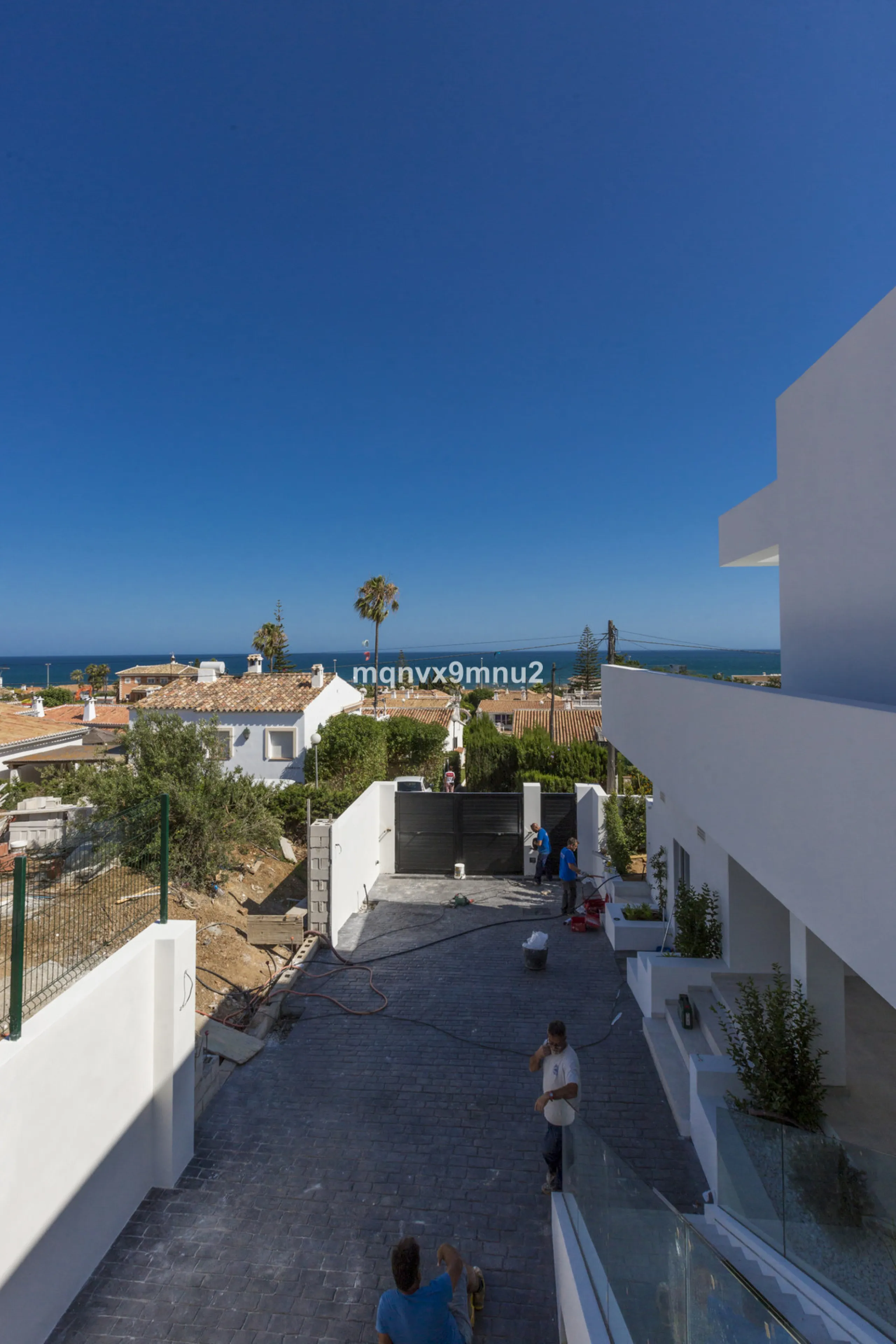 New contemporary villa built to the highest standard. Independent villa with a separate apartment on a 500m2 plot. 200meters to the beach. 10 mins walk to La Cala de Mijas. 20 minutes drive to Malaga airport.