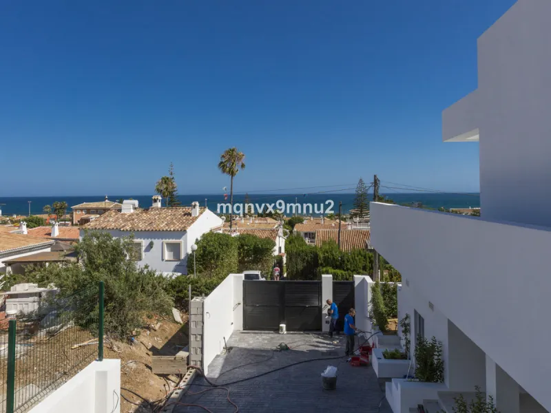 New contemporary villa built to the highest standard. Independent villa with a separate apartment on a 500m2 plot. 200meters to the beach. 10 mins walk to La Cala de Mijas. 20 minutes drive to Malaga airport.