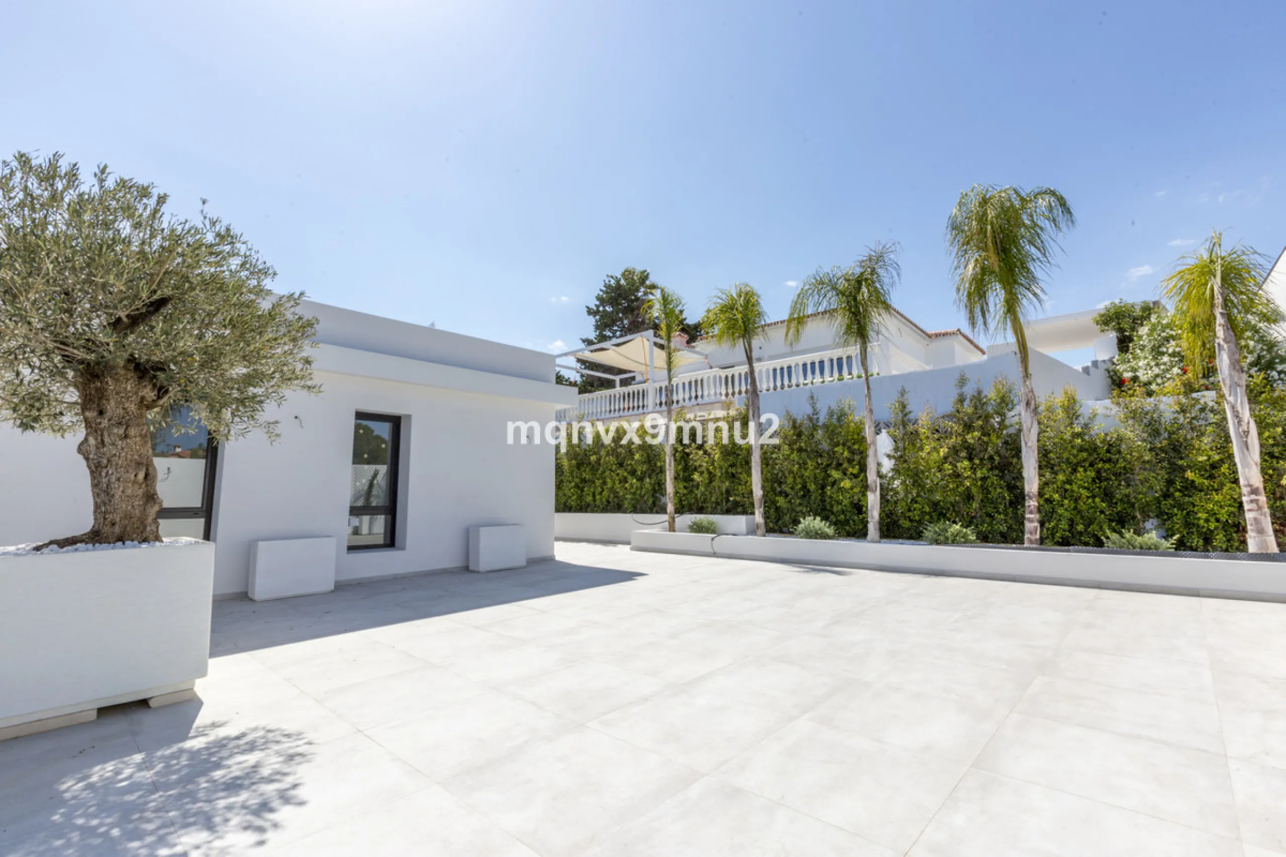 New contemporary villa built to the highest standard. Independent villa with a separate apartment on a 500m2 plot. 200meters to the beach. 10 mins walk to La Cala de Mijas. 20 minutes drive to Malaga airport.